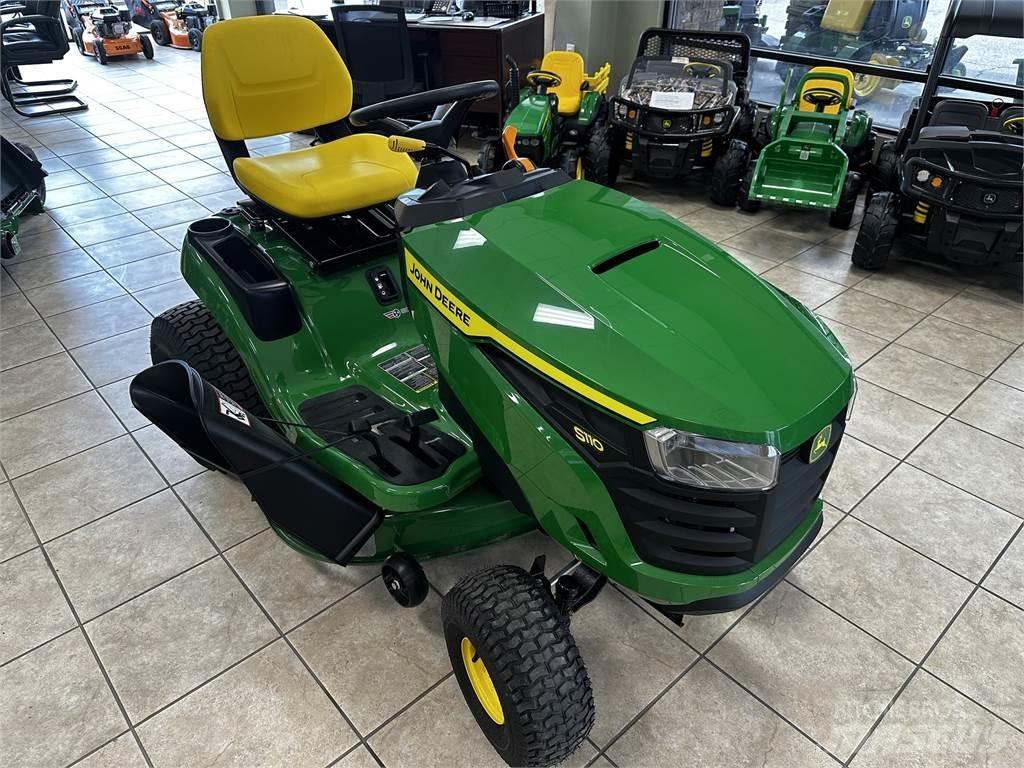 John Deere S110 Mauriņa traktors