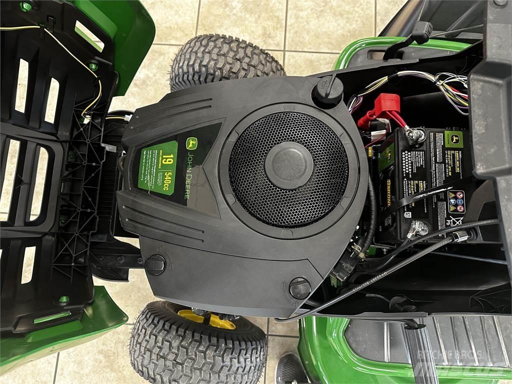 John Deere S110 Mauriņa traktors