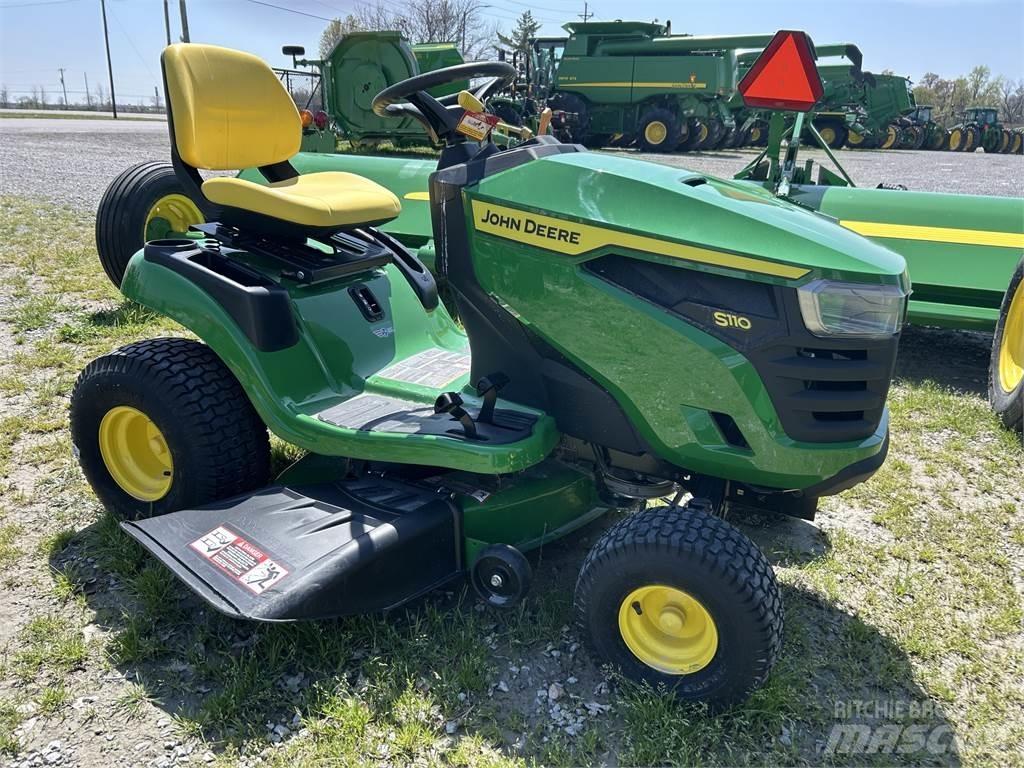 John Deere S110 Kompaktie traktori