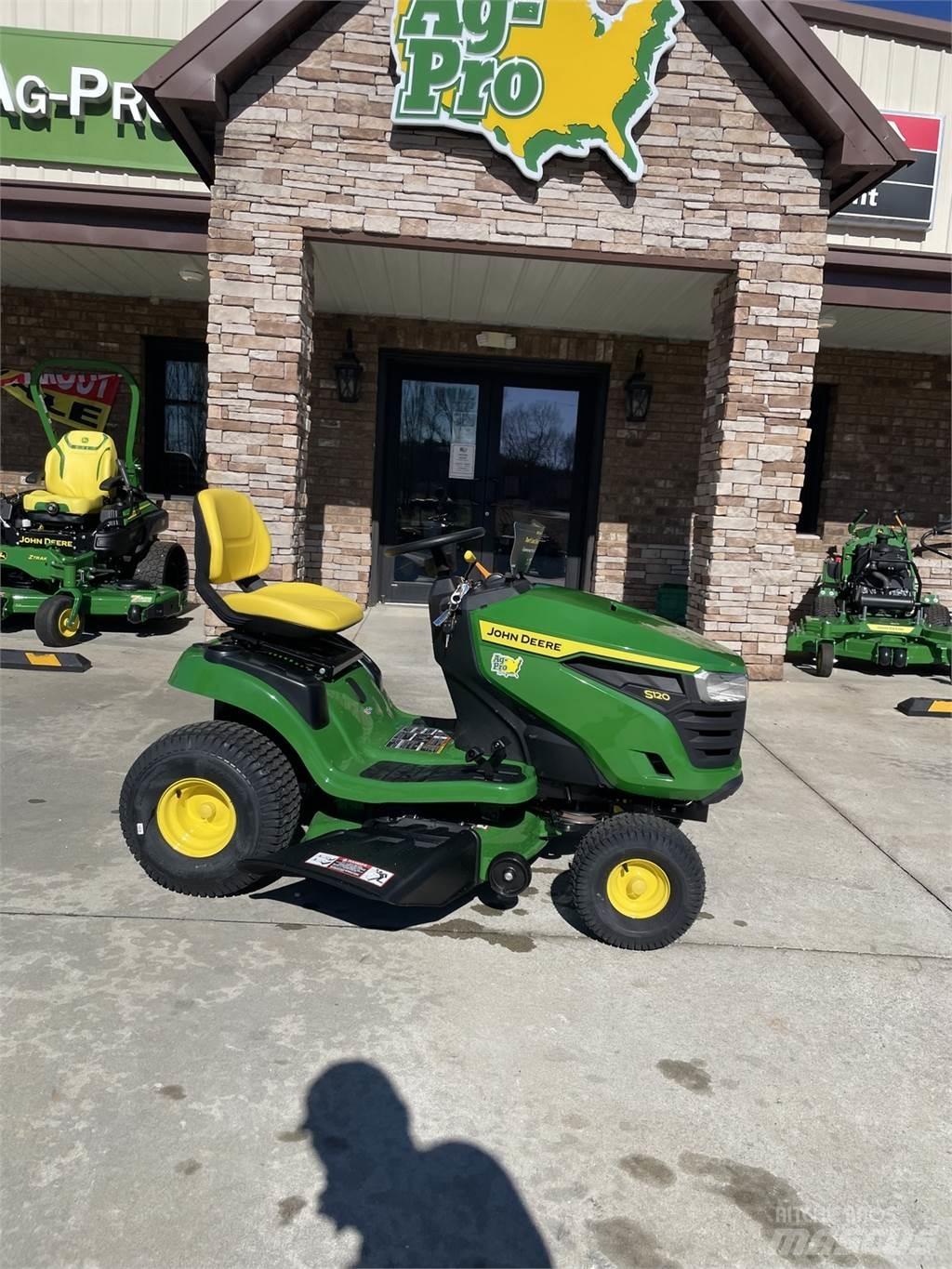 John Deere S120 Mauriņa traktors