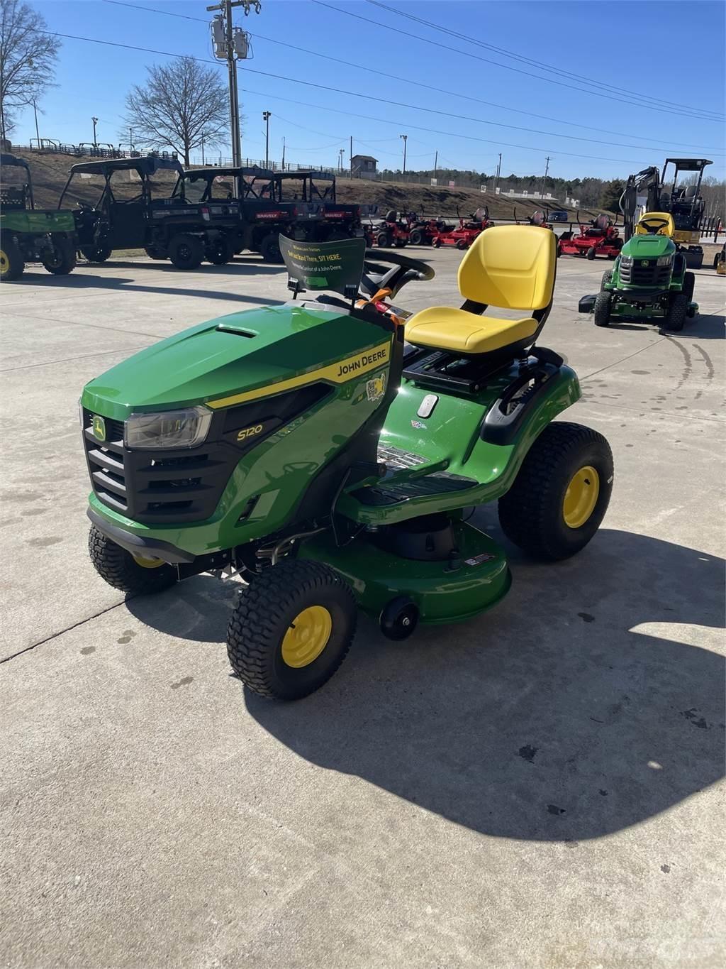 John Deere S120 Mauriņa traktors