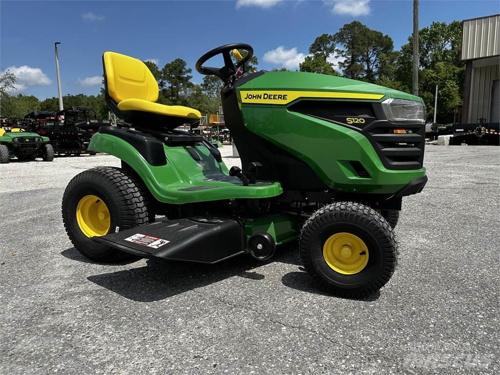 John Deere S120 Mauriņa traktors