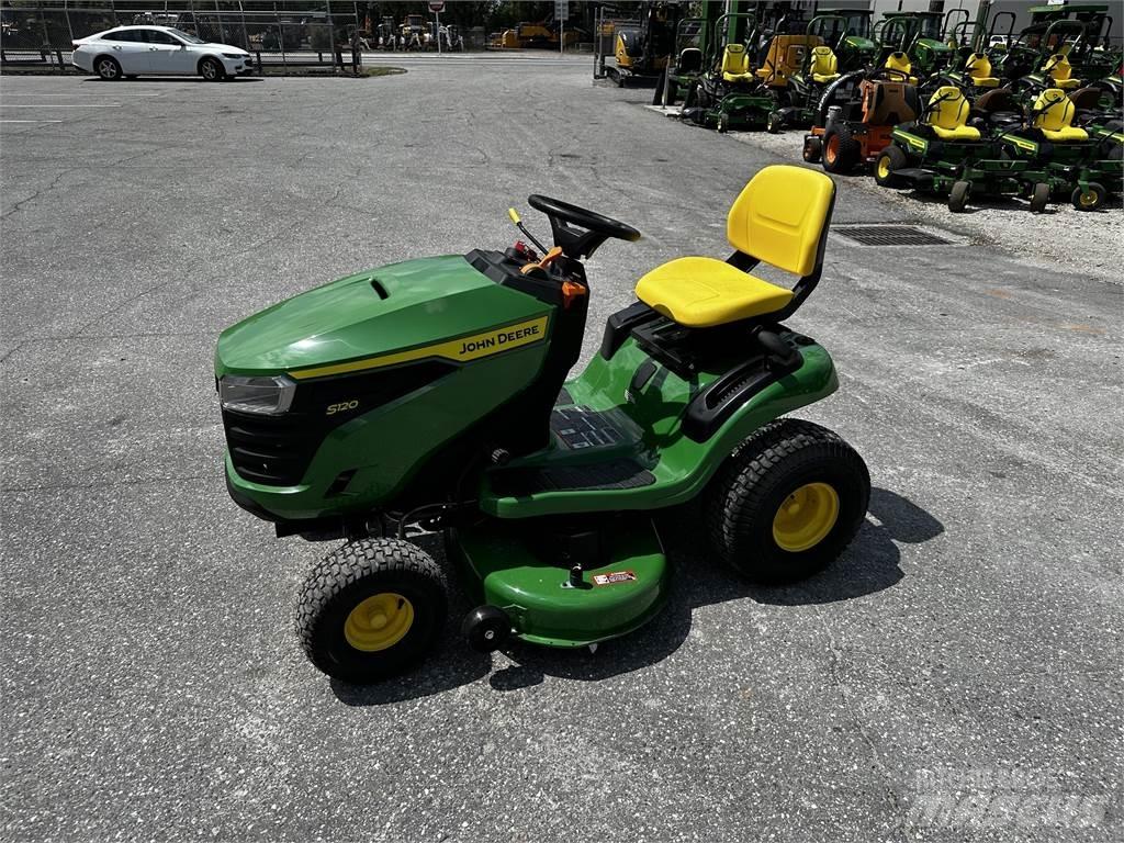 John Deere S120 Mauriņa traktors