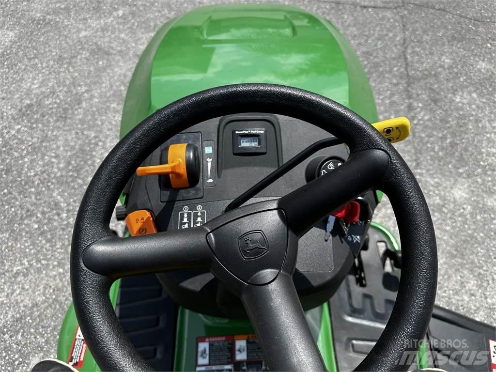 John Deere S120 Mauriņa traktors