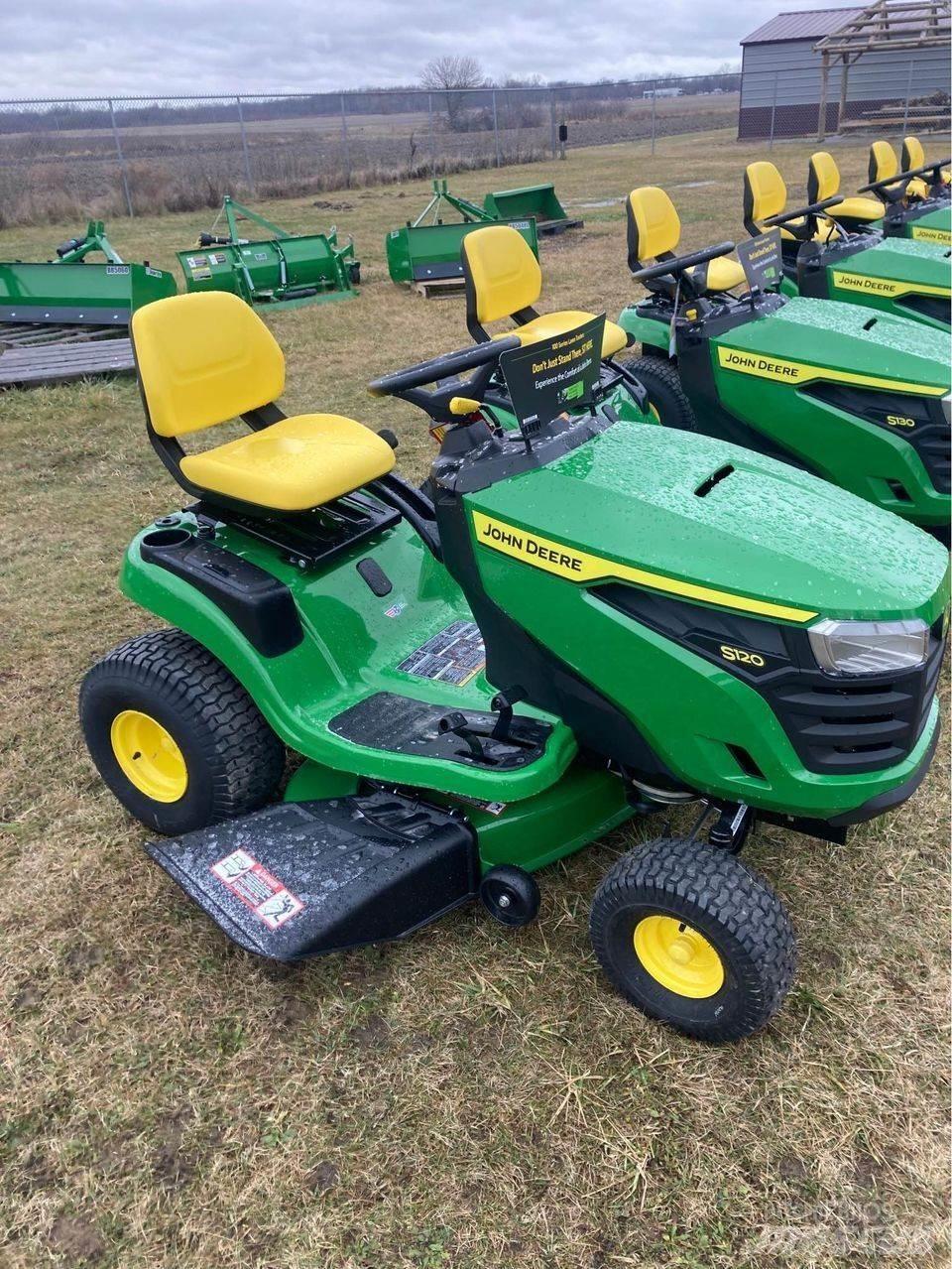 John Deere s120 Mauriņa traktors