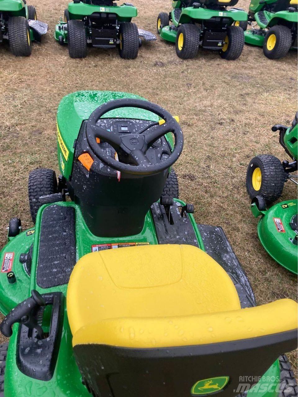 John Deere s120 Mauriņa traktors