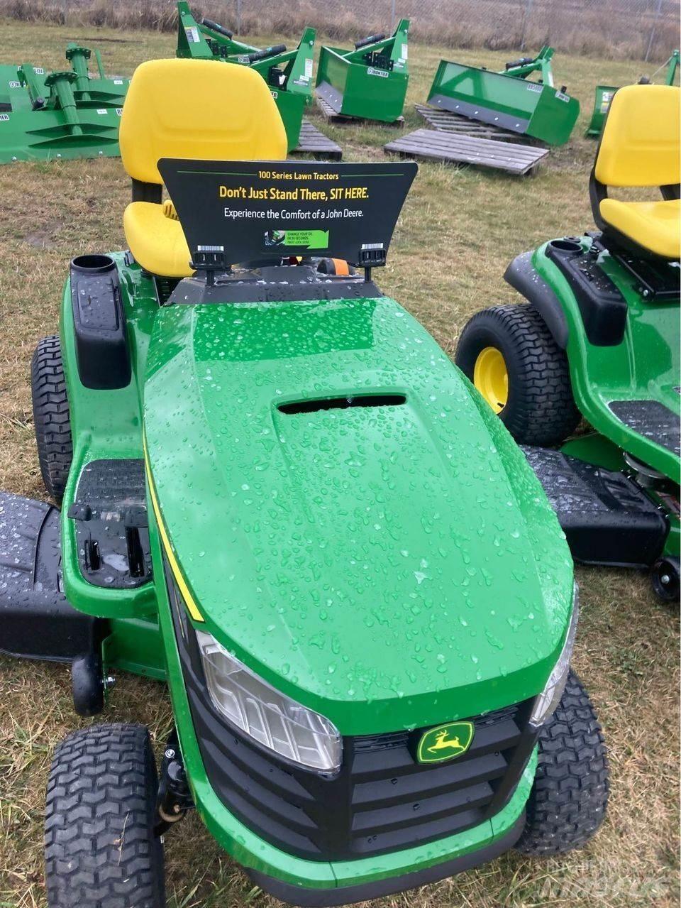 John Deere s120 Mauriņa traktors