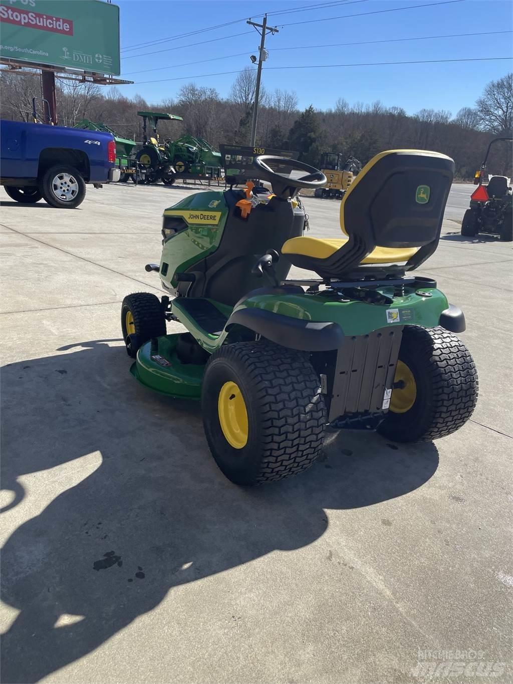 John Deere S130 Mauriņa traktors