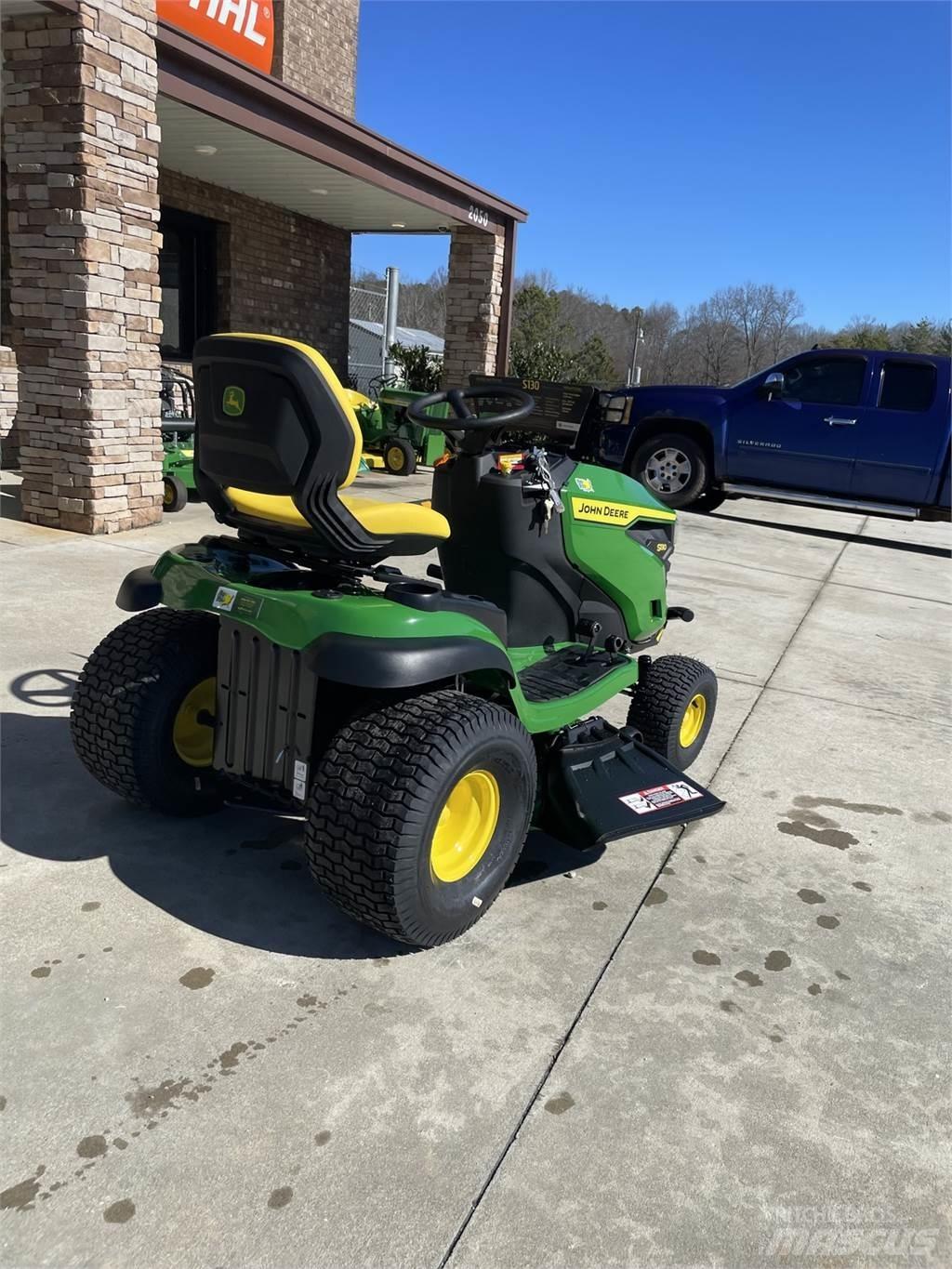 John Deere S130 Mauriņa traktors