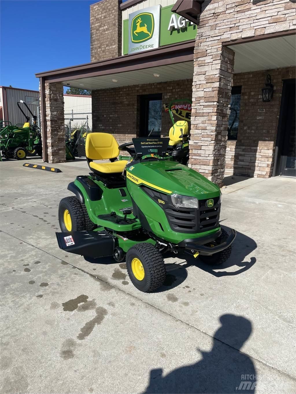 John Deere S130 Mauriņa traktors