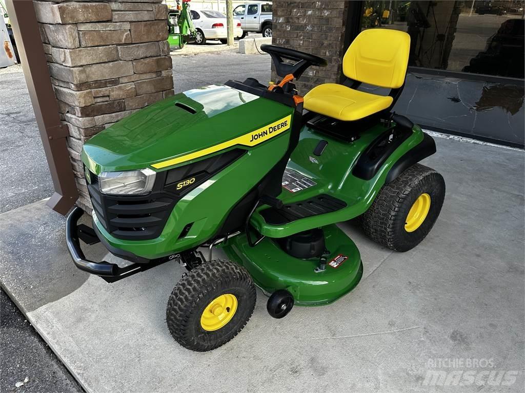 John Deere S130 Mauriņa traktors