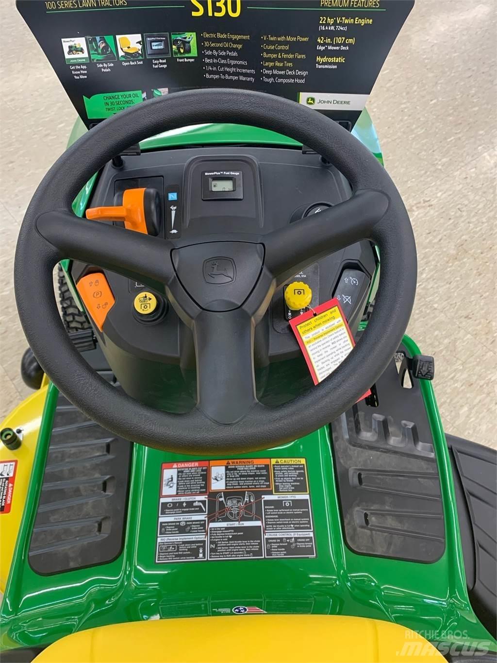 John Deere S130 Mauriņa traktors