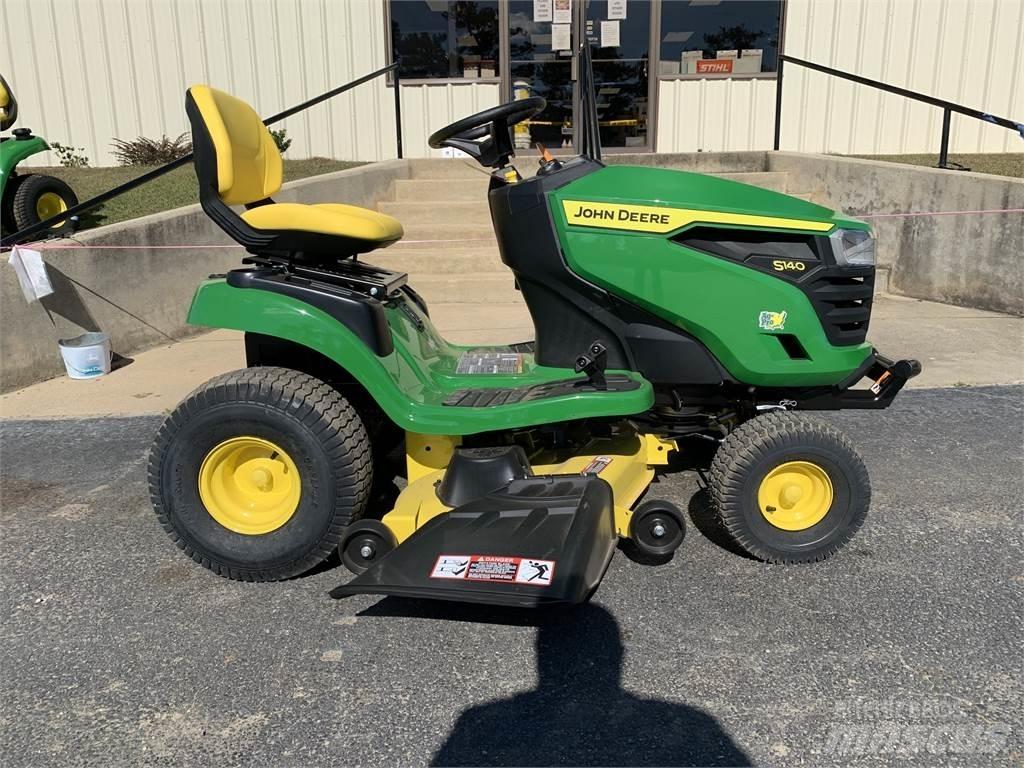 John Deere S140 Mauriņa traktors