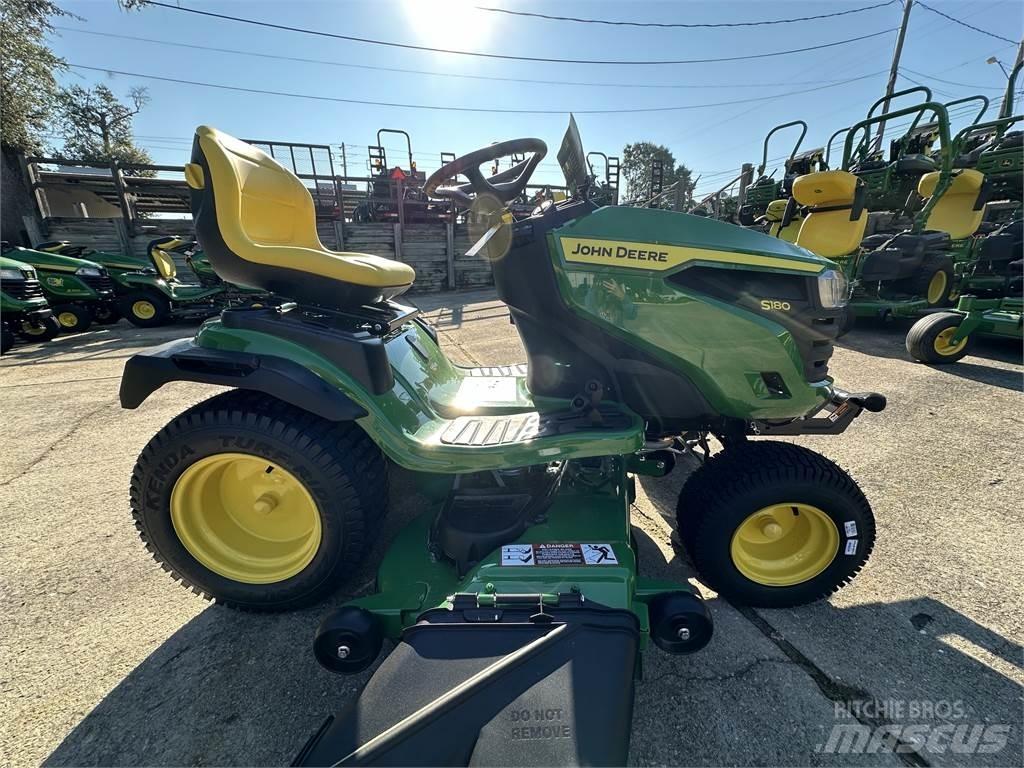 John Deere S180 Kompaktie traktori