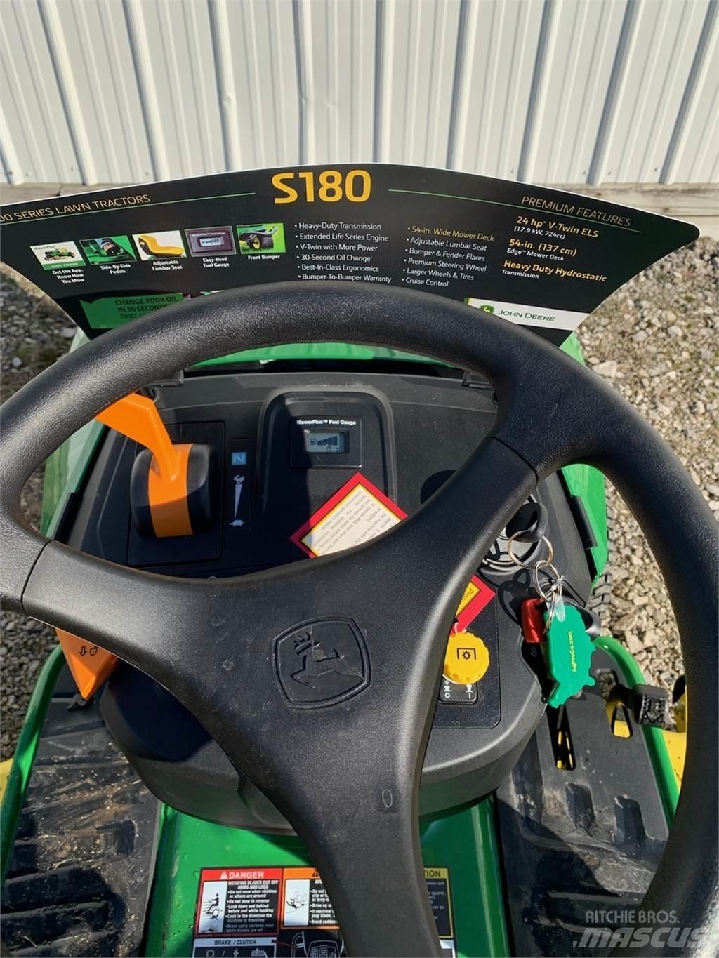 John Deere S180 Kompaktie traktori