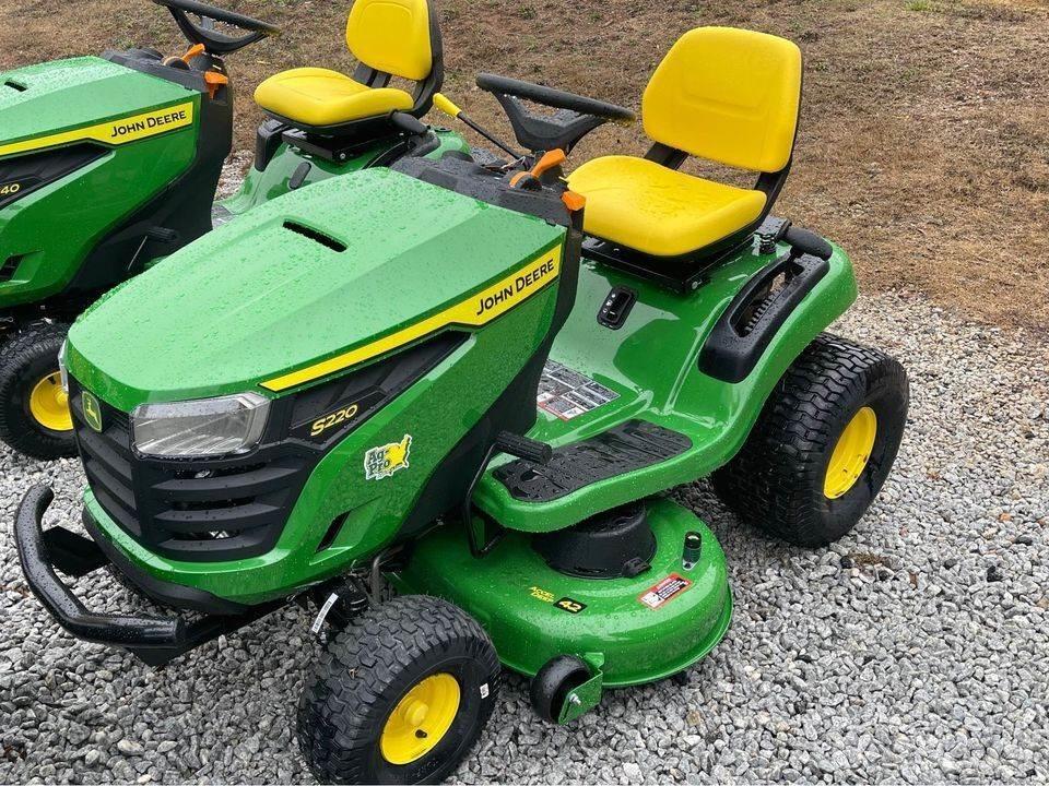 John Deere S220 Kompaktie traktori