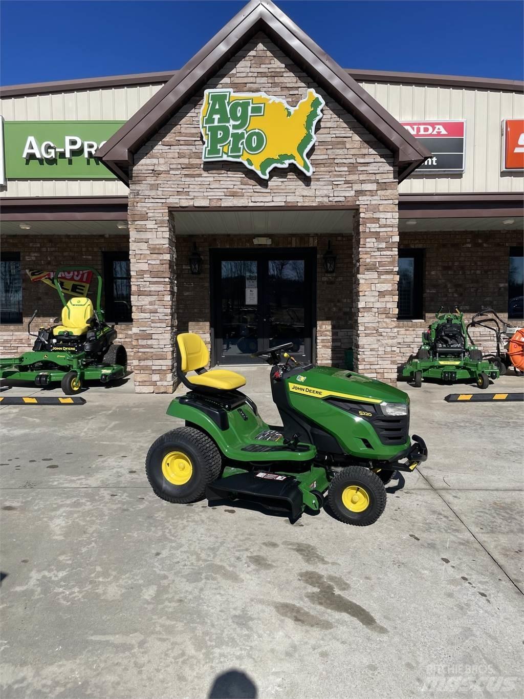 John Deere S220 Mauriņa traktors