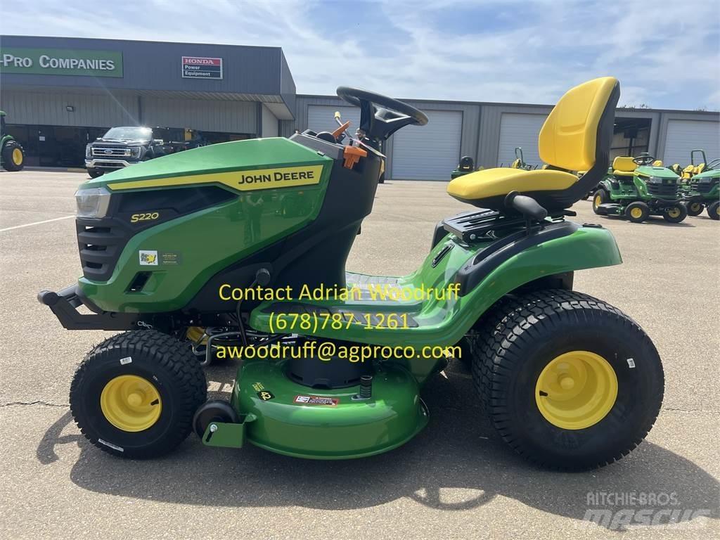 John Deere S220 Mauriņa traktors