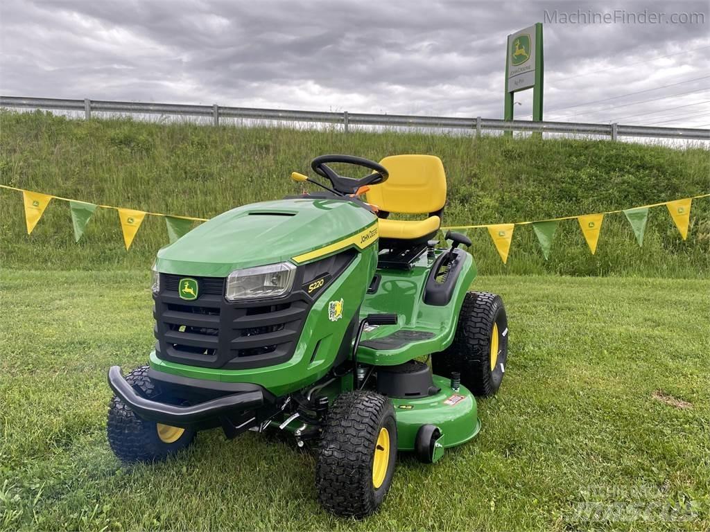 John Deere S220 Mauriņa traktors