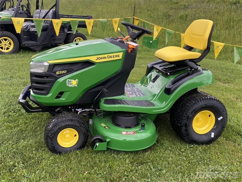 John Deere S220 Mauriņa traktors