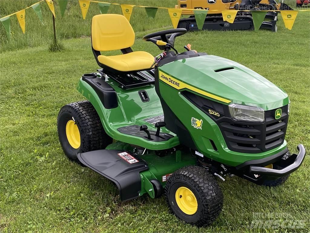 John Deere S220 Mauriņa traktors