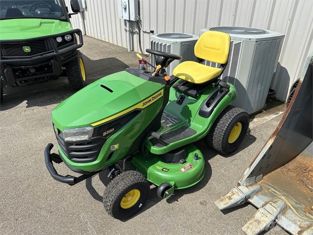 John Deere S220 Mauriņa traktors
