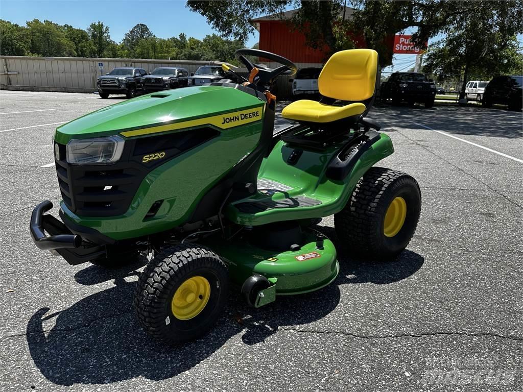 John Deere S220 Mauriņa traktors