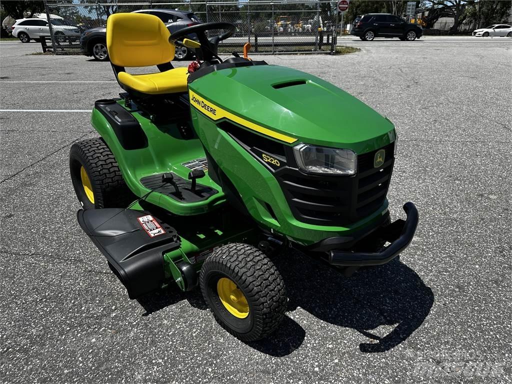 John Deere S220 Mauriņa traktors