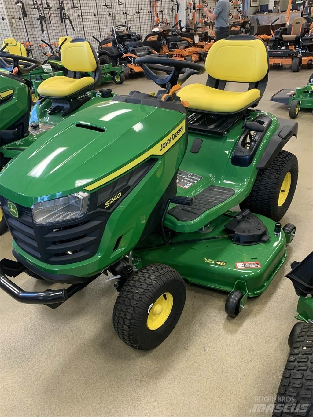 John Deere S240 Kompaktie traktori