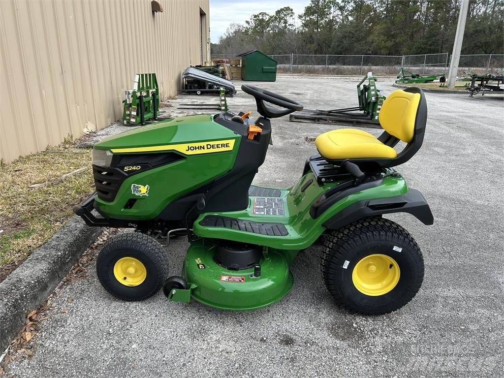 John Deere S240 Kompaktie traktori