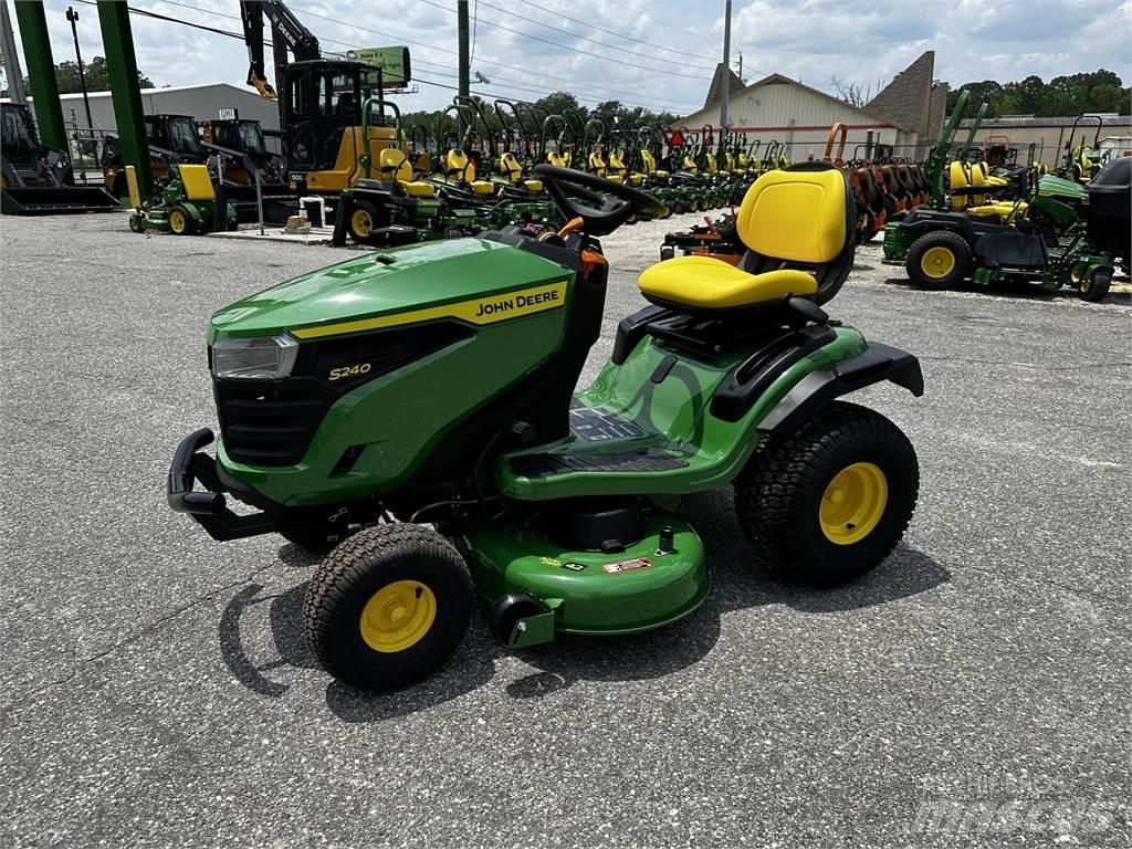 John Deere S240 Kompaktie traktori