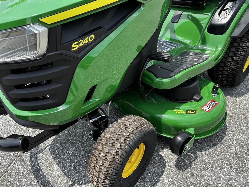 John Deere S240 Kompaktie traktori