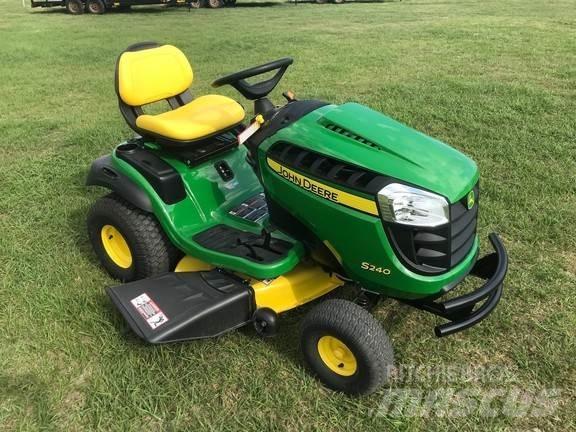 John Deere S240 Kompaktie traktori