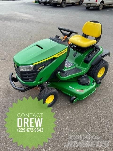 John Deere S240 Kompaktie traktori