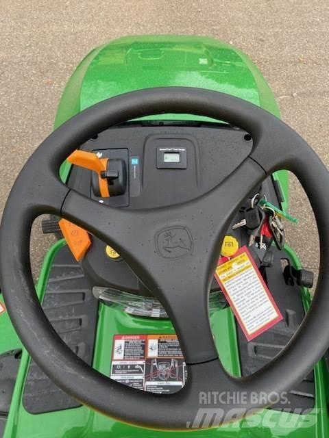 John Deere S240 Kompaktie traktori