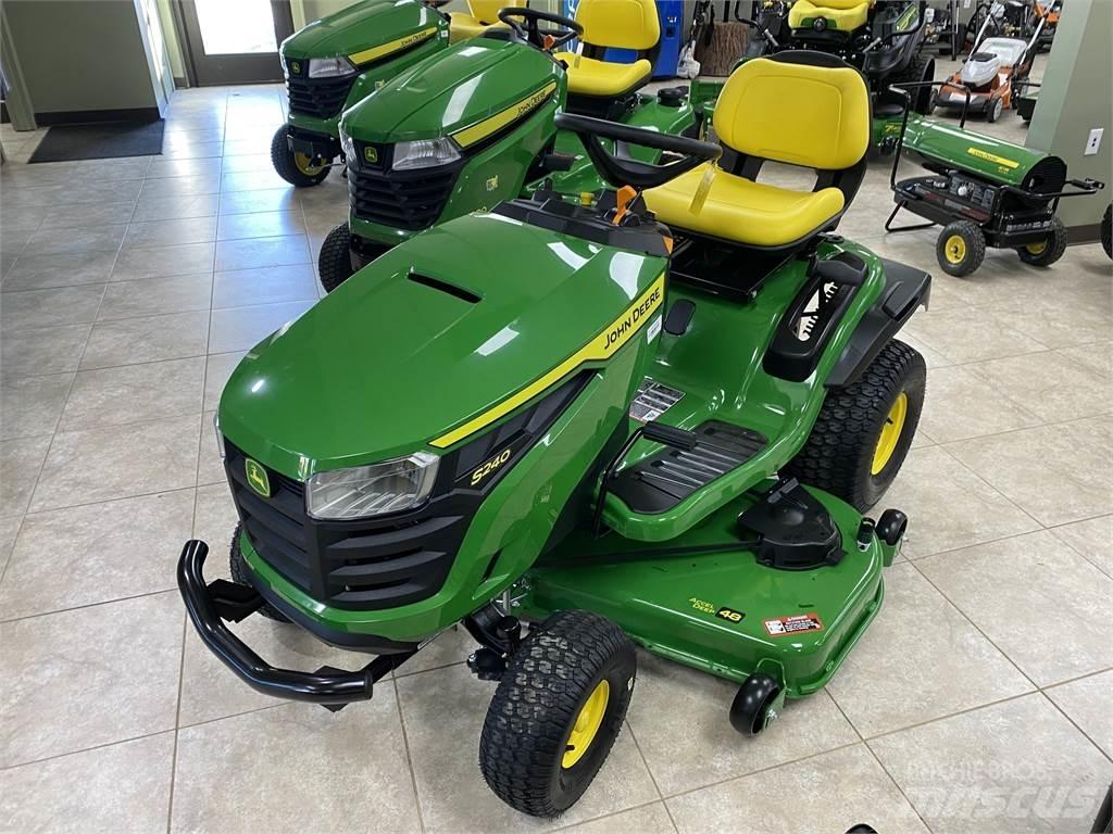 John Deere S240 Kompaktie traktori