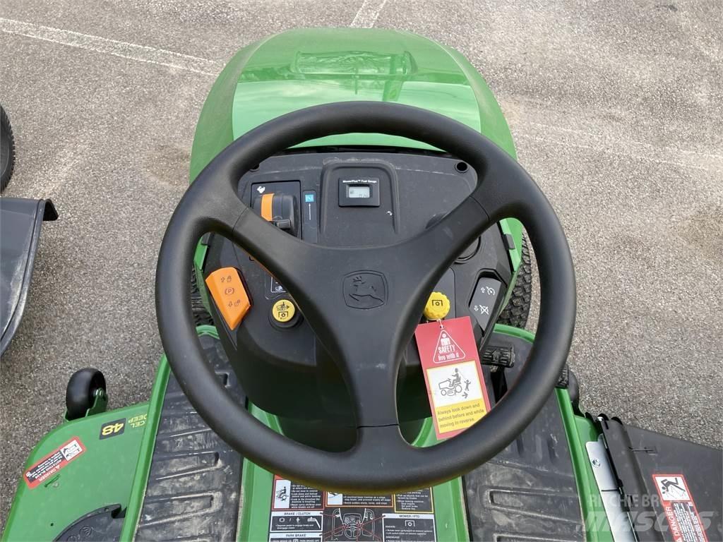 John Deere S240 Kompaktie traktori