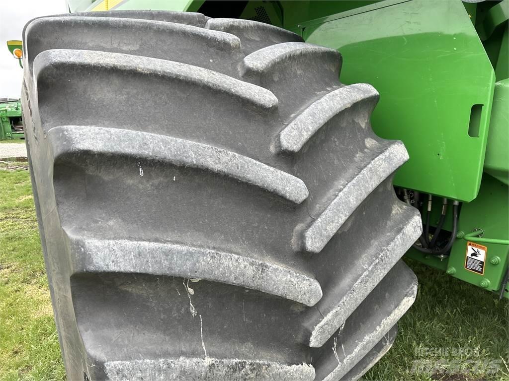 John Deere S680 Ražas novākšanas kombaini