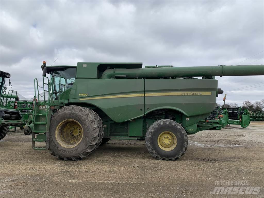 John Deere S680 Ražas novākšanas kombaini