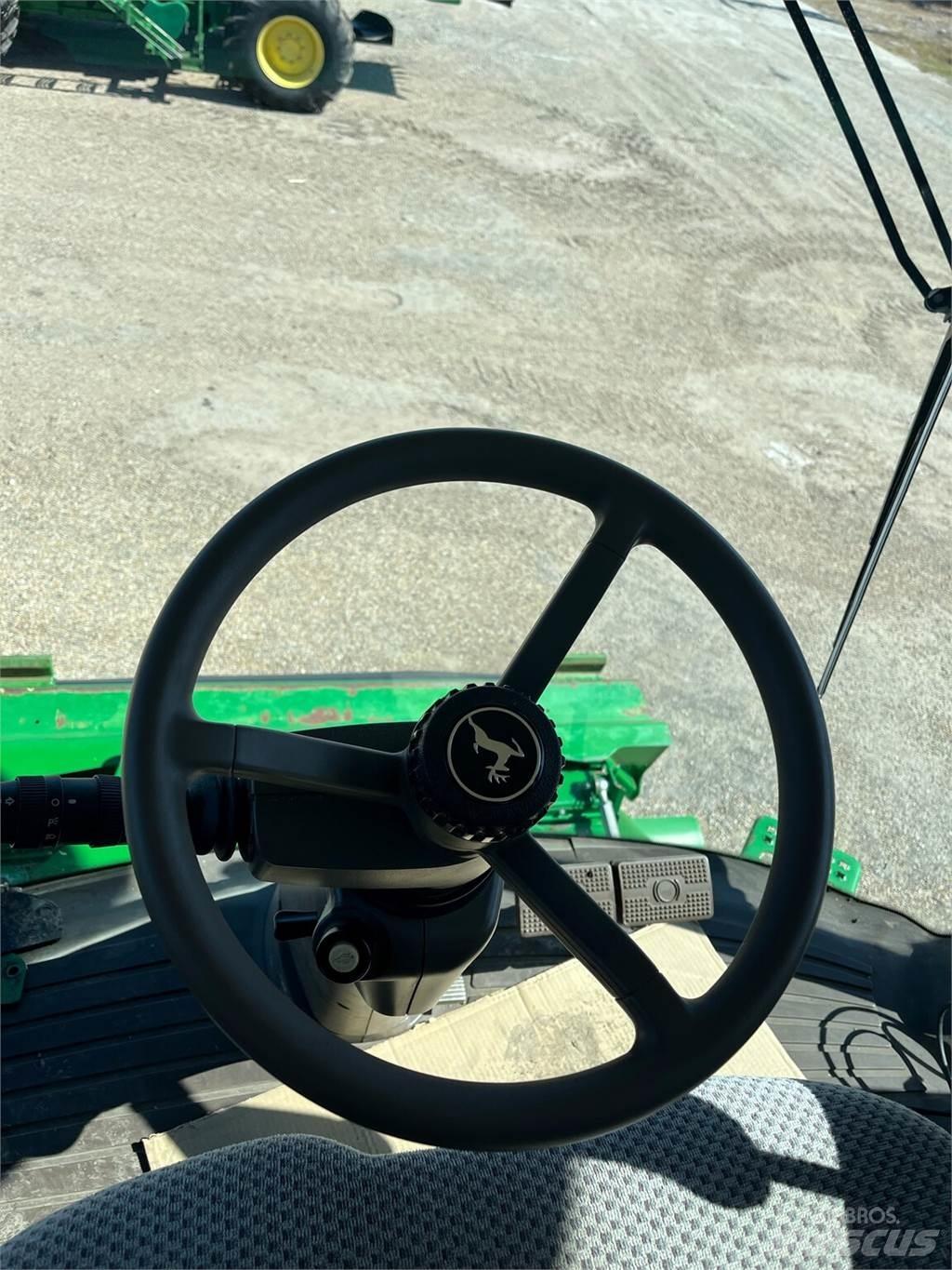 John Deere S680 Ražas novākšanas kombaini