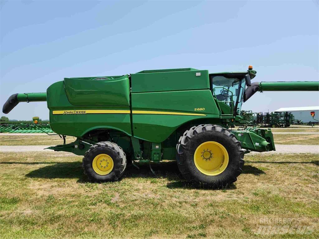 John Deere S680 Ražas novākšanas kombaini