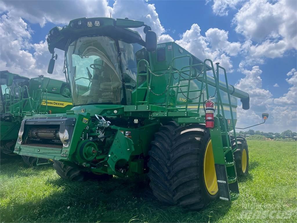 John Deere S790 Ražas novākšanas kombaini