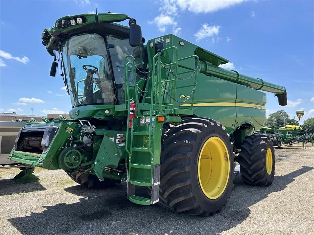 John Deere S790 Ražas novākšanas kombaini