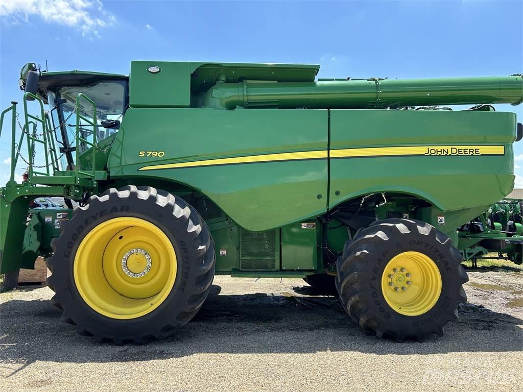 John Deere S790 Ražas novākšanas kombaini