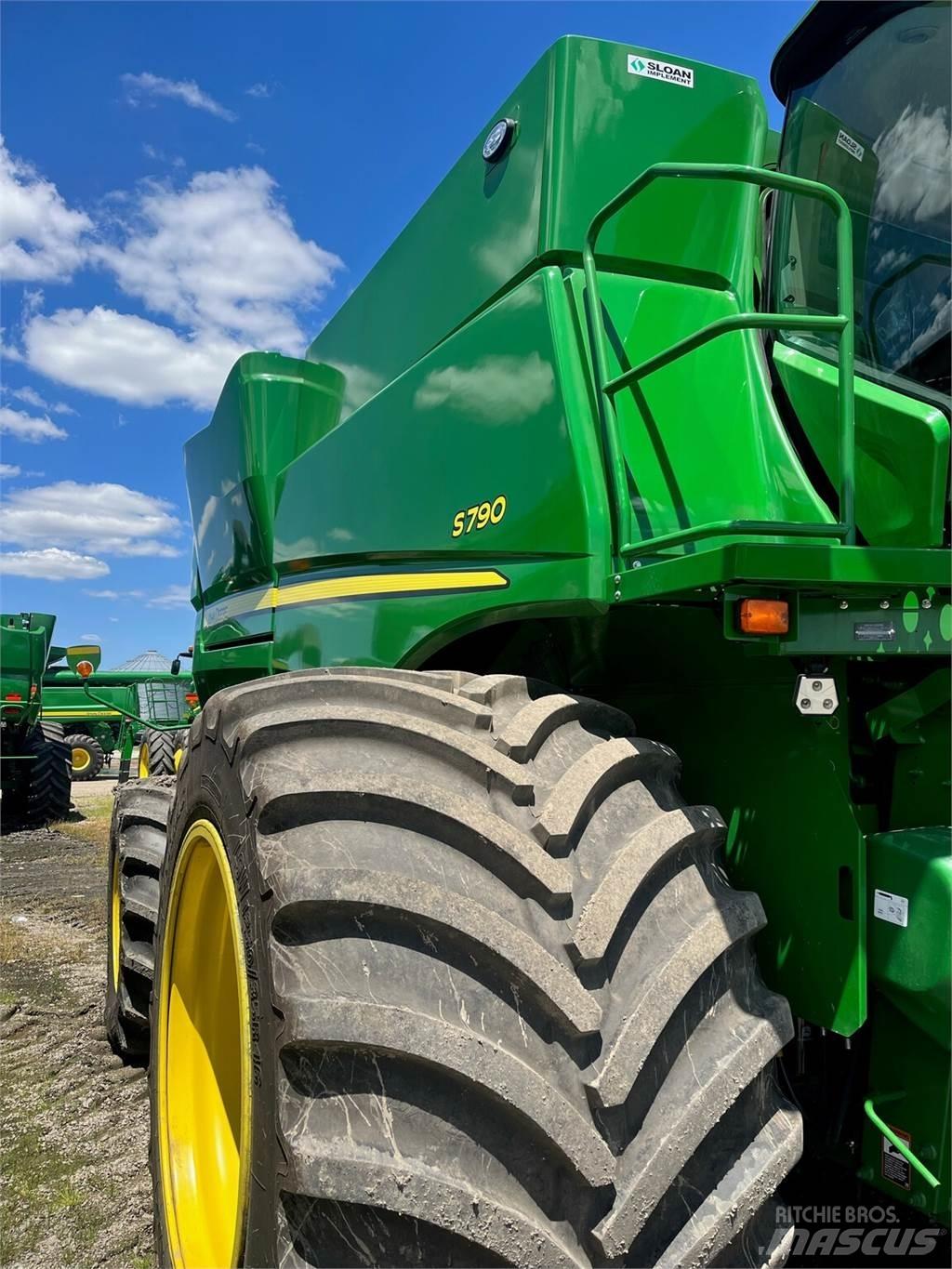 John Deere S790 Ražas novākšanas kombaini