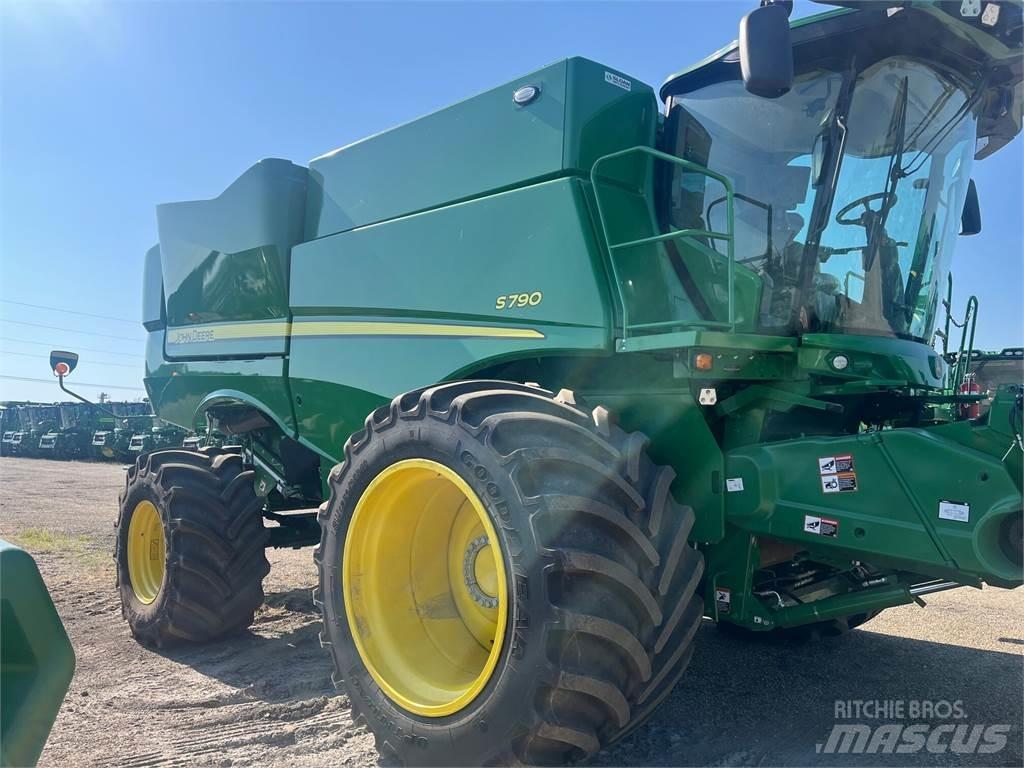 John Deere S790 Ražas novākšanas kombaini
