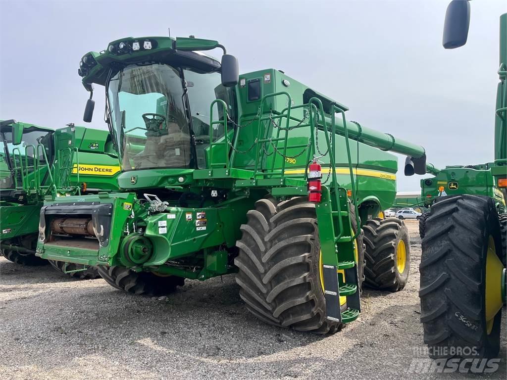 John Deere S790 Ražas novākšanas kombaini