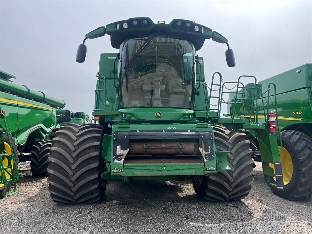 John Deere S790 Ražas novākšanas kombaini