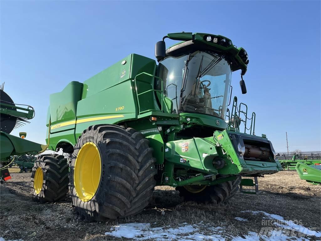 John Deere S790 Ražas novākšanas kombaini