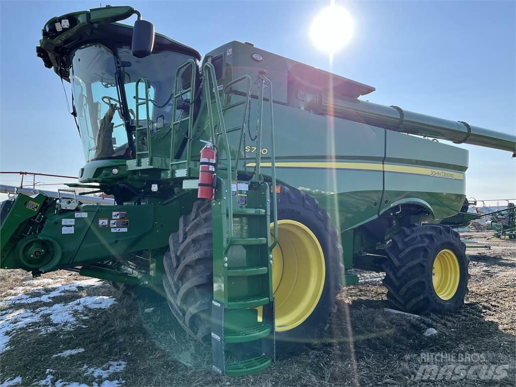 John Deere S790 Ražas novākšanas kombaini